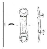 APH-4167 - Applique de harnaisbronzeApplique constituée d'un corps allongé et facetté, avec une pelte à chaque extrémité; au revers, deux boutons de fixation pour un support en cuir.