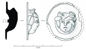 APM-4065 - Applique décorative à tête de MédusebronzeTPQ : -30 - TAQ : 250Petite applique décorative comportant un disque partiellement creux d'où émerge un visage de Méduse.