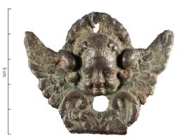 APM-9026 - Applique de meuble ? bronzeApplique pour fixation clouée, tête d'angelot ailé souriant, avec deux trous pour fixation. 