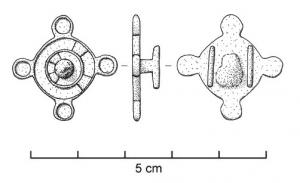 APT-4012 - Applique à tenons en T, type A2abronzeTPQ : 100 - TAQ : 250Applique pourvue au revers de 2 tenons en T, guillochés sur la partie externe de la barrette ; l'objet est percé transversalement, et un anneau retenu par un crampon à l'arrière y joue librement. Ce type a la forme d'un disque émaillé en deux couronnes concentriques, avec 4 boutons en péripherie.