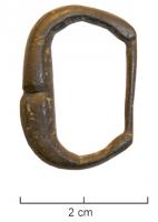 BAC-9063 - BouclebronzeBoucle réniforme, avec encoche pour l'ardillon; barre rectiligne pour l'articulation avec la plaque.