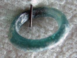 BAG-4071 - Bague en verreverreSimple anneau en verre naturel (teinte verte), section en D, légèrement écrasé à l'emplacement du chaton.