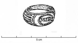 BAG-4123 - Bague inscritebronzeBague à jonc large, galbé et parfois cannelé, interrompu par un chaton plat et ovale, non débordant, montrant dans un cadre ovale, perlé ou ponctué, une inscription en lettres non rétrogrades.