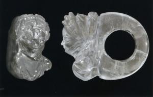 BAG-4137 - Bague à décor plastique : bustecristal de rocheBague entièrement sculptée en ronde-bosse : buste (sans doute impérial).