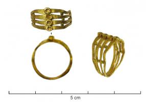BAG-4169 - BagueorBague composée de quatre anneaux plats, chacun portant un petit cabochon circulaire, juxtaposés et soudés entre eux, avec de petits globules plats intercalés entre les anneaux.