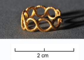 BAG-4200 - Bague filiformeorTPQ : 100 - TAQ : 400Anneau en or constitué d'un fil perlé ondé, replié sur lui-même en entrelacs et à extrémités soudées.