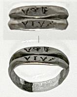 BAG-4408 - Bague inscriteargentBague à large jonc divisé en deux parties égales par un sillon qui isole deux pseudo-chatons de forme ovale étirée, portant une inscription sur deux lignes.