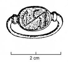 BAG-5053 - Bague à monogrammebronzeBague à chaton ovale, inscrit d'un monogramme. Le jonc, de section ronde, est nettement séparé du chaton par deux anneaux transversaux.