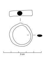 BAG-5066 - Bague à jonc fermé et circulaire de section ovale à chaton non marquécuivreL'anneau est circulaire et lisse. Le chaton est représenté par un simple décor appliqué en alliage cuivreux