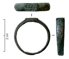 BAG-5080 - Bague islamique à chaton inscritbronzeBague à jonc plat, chaton rectangulaire plat et peu proéminent, gravé d'une inscription arabe en caractères coufiques.