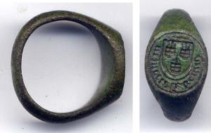BAG-7009 - Bague à armes et inscriptionbronzeBague dont le jonc de section semi-ovalaire s'élargit progressivement pour former un chaton ovale, gravé en creux d'un motif armorié.