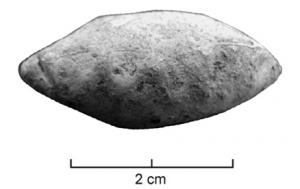 BAL-3017 - Balle de fronde : MANL ou MANTplombBalle de fronde coulée dans un moule, inscription en relief mais très peu lisible : MANL ou MANT.
