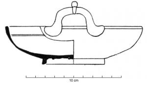 BAS-4023 - Bassin de type Boesterd 185bronzeBassin à anses à crochets : vasque basse, à bord épaissi et aplati sur le dessus ; les anses épaisses, de fome sinusoïdale et pourvues d'un bouton sommital, remontent de part et d'autre pour prendre appui sur la lèvre.