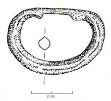 BAS-4034 - BassinbronzeBassin en bronze caractérisé par une anse libre, articulée sur une applique tubulaire moulurée, elle-même fixée par barsure sous la lèvre du bassin ; l'anse en D est souvent cannelée longitudinalement.