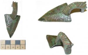 BAS-4048 - BassinbronzeBassin dont l'attache d'anse se compose d'un anneau jouant librement sur une applique en forme de tête d'animal, émergeant d'une applique en forme d'écu.