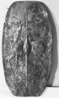 BCE-3001 - BouclierbronzeTPQ : -250 - TAQ : -120Bouclier ovale avec le sommet et la base tronqués ; l'objet entièrement en bronze (doré à la feuille) comporte une bordure plate, une spina en relief avec un umbo sans armature métallique ; une figure de jeune cervidé se détache en relief sur le fond.