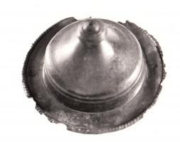 BCE-4010 - Umbo de bouclierbronzeTPQ : -30 - TAQ : 400Umbo de bouclier circulaire, coulé, de forme conique posée sur un cylindre, avec un bouton sommital mouluré; trous de fixation répartis sur la collerette.