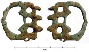 BCG-4026 - Boucle de cingulumbronzeBoucles à volutes reliées entre elles, dégageant trois ajours le long de la charnière, composée de trois charnons ; décor d'ocelles sur toute la boucle.
