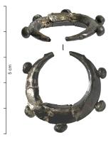 BCO-3031 - Boucle d'oreilleargentTPQ : -475 - TAQ : -300Boucle en croissant ouvert, légèrement renflé entre deux pointes ; le jonc, creux, est orné de cinq protubérances soudées.