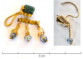 BCO-4021 - Boucle d'oreilleor, pierreBoucle constituée d'un fil accroché dans le lobe d'oreille, auquel est suspendu un cadre enserrant une émeraude, puis une barrette transversale avec trois pendants alignés, comportant souvent chacun deux éléments successifs : perles, émeraudes...