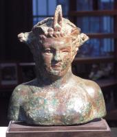 BLS-4045 - Balsamaire en forme de buste : Hermès / MercurebronzeBalsamaire en forme de buste coupé sous la poitrine et à mi-bras ; on reconnaît Hermès ou Mercure, de type égyptisant, aux ailerons qui émergent de sa chevelure, encadrant une feuille de lotus.