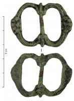 BOC-8011 - Boucle de chaussurebronzeTPQ : 1525 - TAQ : 1650Boucle en double D, à barre transversale fixe, avec un motif décoratif (fleuron, fleur de lis…) centré à chaque extrémité, parfois repris à l'intersection de la travers e avec la boucle.