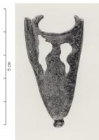 BOF-8010 - Bouterolle de fourreaubronzeBouterolle de fourreau d'épée en forme d'ogive, formant un boitier muni à la base d'un bouton ; la face externe est percée d'ajours en forme de flamme ; sommet échancré avec deux pointes revenant vers le centre.