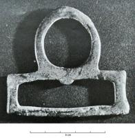 BOH-4009 - Boucle de sous-ventrièrebronzeTPQ : 1 - TAQ : 300Boucle de sous-ventrière constituée d'un cadre rectangulaire surmonté d'une boucle.