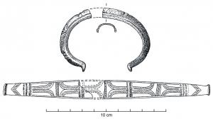 BRC-1131 - Bracelet à tige creuse à tamponsbronzeBracelet à tampons, section en C ; décor incisé de bandes longitudinales incurvées hachurées, délimitées par des incisions transversales ; possible présence de cannelures longitudinales et transversales.