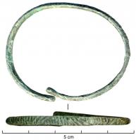 BRC-2002 - Bracelet filiforme ouvertbronzeBracelet ouvert, de section lenticulaire, à décor de lignes parallèles alternativement obliques et perpendiculaires à l'axe du fil.