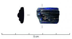 BRC-3549 - Bracelet proche forme Geb. 91 ?verreBracelet en verre bleu cobalt à cinq côtes, de taille décroissante du centre vers les bords ; sur la côte centrale, incisions obliques divergentes.