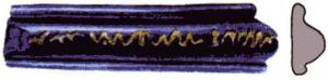 BRC-3580 - Bracelet Geb. 11a à filets rapportésverreTPQ : -260 - TAQ : -150Bracelet en verre bleu foncé uni, à trois côtes, à décor de filets de verre jaunes ou blancs rapportés.