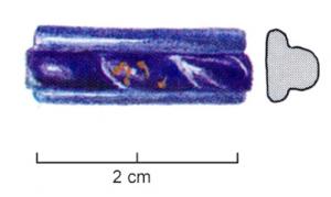 BRC-3588 - Bracelet Geb. 13verreTPQ : -175 - TAQ : -120Bracelet fin en verre bleu cobalt, section à trois côtes, une épaisse au centre et deux fines sur les côtés. La côte centrale est encochée d'impressions obliques comportant des décors de zigzags en fil de verre jaune et blanc rapportés.