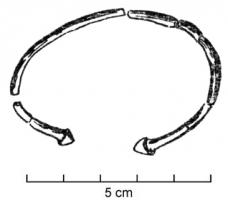 BRC-4035 - Bracelet filiforme à extrémités coniquesbronzeBracelet ouvert, à jonc mince, parfois torsadé; les extrémités ont la forme de petits boutons coniques, ou arrondis (bracelet 