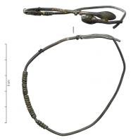 BRC-4085 - Bracelet serpentiformeargentBracelet ouvert, dont les deux extrémités en forme de tête de serpent se croisent, étant reliées entre elles par des points de soudure; de part et d'autre, décor de fil mince enroulé autour du jonc central.