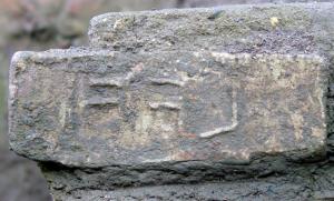 BRQ-4044 - Brique marquée LFFIterre cuiteBrique avec marque moulée, en relief sur la tranche : LFFI.