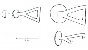 BTA-4005 - Bouton à anneaubronzeTPQ : -30 - TAQ : 10Bouton à tête circulaire (bouton de taille parfois réduite, profil plat, arrondi ou conique, quelquefois orné de cercles concentriques) ; l'anneau est de forme triangulaire plus ou moins étirée.