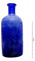 BTL-9007 - Flacon cylindrique en verre bleuverreTPQ : 1800 - TAQ : 1900Flacon cylindrique à épaulement arrondi et goulot cylindrique, en verre bleu opaque.