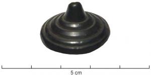 BTN-2026 - Bouton à bélièrebronzeBouton conique, à profil en gradins fortement marqués et bouton sommital arrondi ; au revers, bélière transversale.