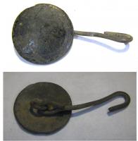 BTN-9031 - Bouton de colbronzeBouton de col en alliage cuivreux, bélière centrée au revers, porté en paire reliée par un anneau métallique allongé. Surface externe entièrement lisse, sans bordure.