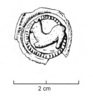 BTS-4020 - Boîte à sceau circulaire : quadrupèdebronzeTPQ : 50 - TAQ : 150Boîte à sceau circulaire dont le couvercle, pourvu d'une moulure circulaire (souvent marquée d'incisions perpendiculaires), est orné d'un ornement riveté en forme de quadrupède à gauche, tête vers l'avant ; fréquent décor de nielle sur l'animal et sur la couronne.