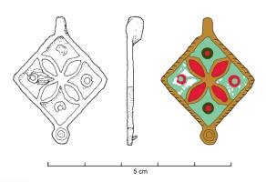 BTS-4178 - Boîte à sceau losangiquebronzeBoîte à sceau losangique, à couvercle débordant ; la face supérieure est creusée de loges d'émaux dessinant un fleuron à 4 pétales ; disque à la base, masquant une pointe de calage ; fond percé de 4 trous.