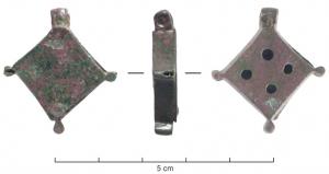 BTS-4213 - Boîte à sceau losangiquebronzeTPQ : 75 - TAQ : 300Boîte à sceau losangique ou plutôt en carré sur pointe, à couvercle débordant, équipé de boutons aux 3 angles inférieurs, surface externe lisse, parfois étamée; au revers, 4 trous.