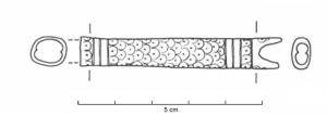 CAC-4039 - Couteau à affûter les calamesfer, osCouteau à lame courte et étroite, dos et fil parallèles ; le manche est décoré d'ocelles incisés et se termine par une extrémité bifide.