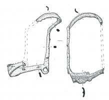 CAV-4002 - CaveçonferPièce de harnais formant un bande disposée en angle droit, pour épouser la forme du museau du cheval; à l'intersection des deux parties, bélière destinée à l'accrochage d'une sangle.
