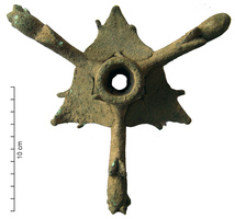 CDL-4004 - CandélabrebronzeCandélabre à hampe rapportée, terminée par un plateau calicifome au sommet ; les pieds en forme de pattes de fauve repliées, sont séparés par des éléments en forme de feuilles de lierre.