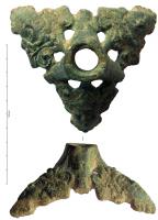 CDL-4006 - CandélabrebronzeCandélabre à base triagulaire, hampe rapportée sur un piètement composé de l'assemblage de trois têtes juvéniles, identiques, surmontées de crosses.