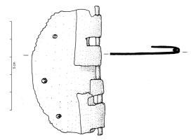 CHA-4122 - CharnièrebronzeCharnière en tôle dentelée sur son côté arrondi. L'autre côté se replie sur lui-même autour d'un axe de section circulaire. Cinq trous de fixation sont encore visibles.