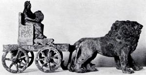 CHV-4001 - Char miniature : CybèlebronzeChar miniature à 4 roues, soutenant une figure de Cybèle assisie sur un trône, et tiré par deux lions.