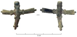 CLA-8010 - Clavandier (?)bronzeAgrafe cruciforme (clavandier ?), comportant d’un côté une terminaison tréflée, de l’autre une patte repliée vers l’arrière, formant agrafe. Les deux autres branches, symétriques, sont simplement ornées de stries axiales.